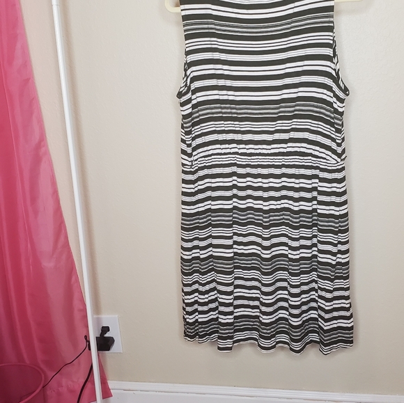 Green and White Sundress - Picture 2 of 2